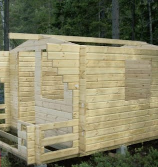 Byg selv hytte: Væggene er rejst Byg selv hytte: Væggene er rejst